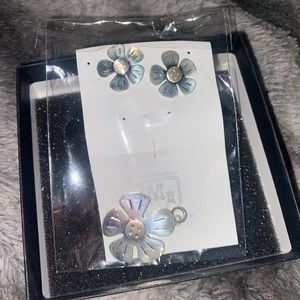 Flower earrings with matching pendant for chain